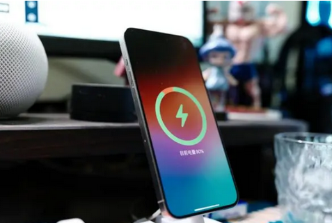 西乌珠穆沁苹果15换屏服务分享用什么充电器给iPhone15充电更好 